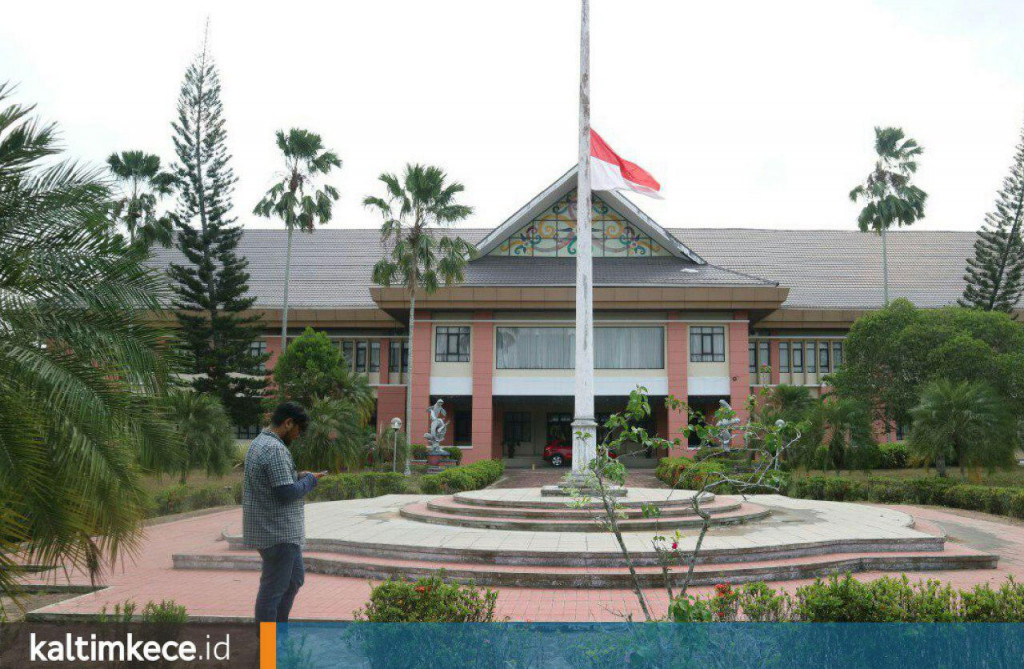 Penghormatan untuk Habibie, Bendera Setengah Tiang di DPRD Kukar