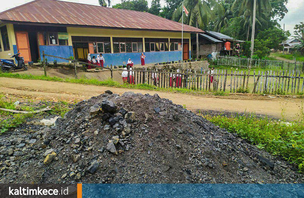 Kepungan Tambang di SD Filial 004 Samarinda Utara, Ekskavator pun Parkir Depan Sekolah