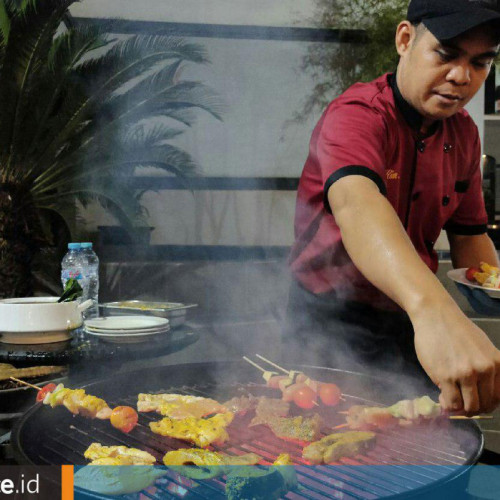 Keseruan dan Nikmatnya Hawaiian BBQ Party di Poolside Swiss-belhotel Borneo Samarinda