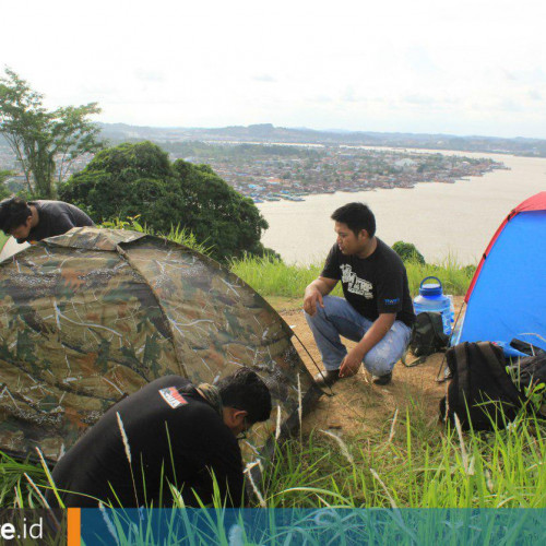 Menikmati Malam Pergantian Tahun di Samarinda, Berkemah di Bukit Steleng