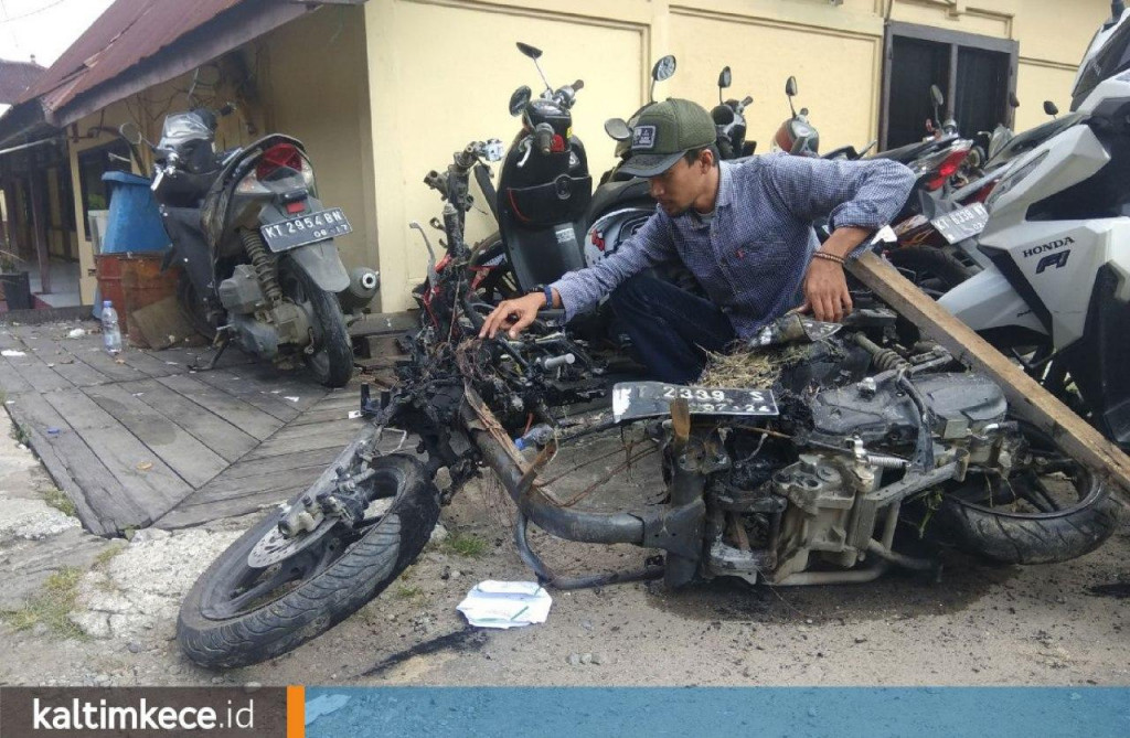 Dua Remaja Korbankan Motor demi Burung Curian, Akhirnya Tersisa Rangka Dibakar Massa