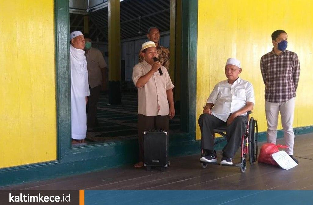 Hindari Kerumunan Massa, Awang Faroek Antar Sendiri Bantuan Paket Sembako