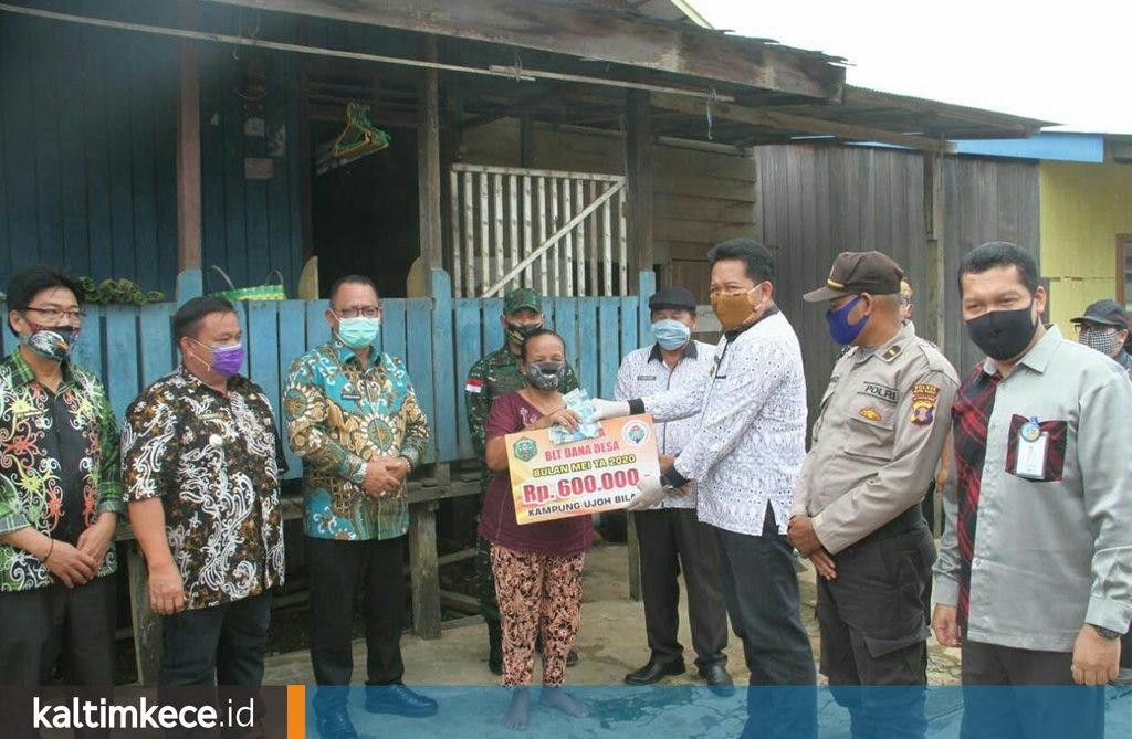 Bupati Kembali Serahkan BLT Covid-19 bagi Masyarakat Kecamatan Long Bagun