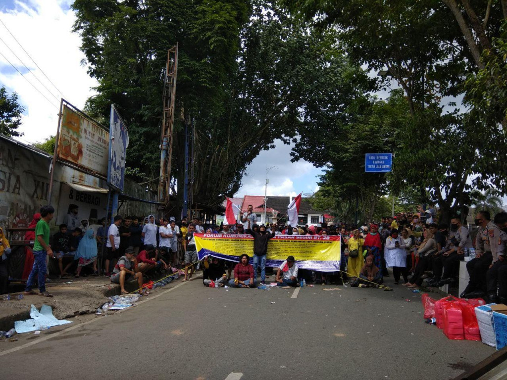 Eksekusi Pembongkaran Rumah Warga di Jalur Hijau Bantaran SKM Tak Berjalan Mulus