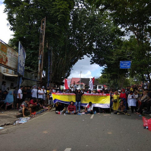 Eksekusi Pembongkaran Rumah Warga di Jalur Hijau Bantaran SKM Tak Berjalan Mulus