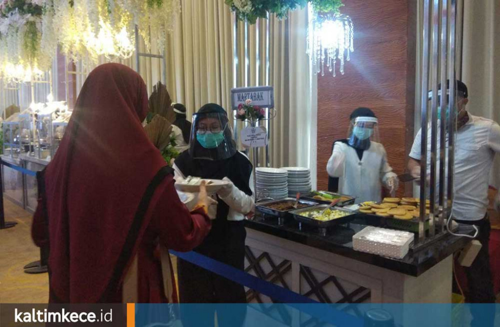 Pernikahan dalam Adaptasi Kebiasaan Baru, Pengantin Pakai Masker, Jaga Jarak saat Foto Bersama