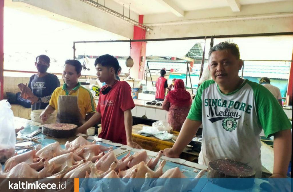 Kisah Sumaryono, Anggota DPRD Bontang yang Tiap Pagi Berjualan Ayam di Pasar Telihan