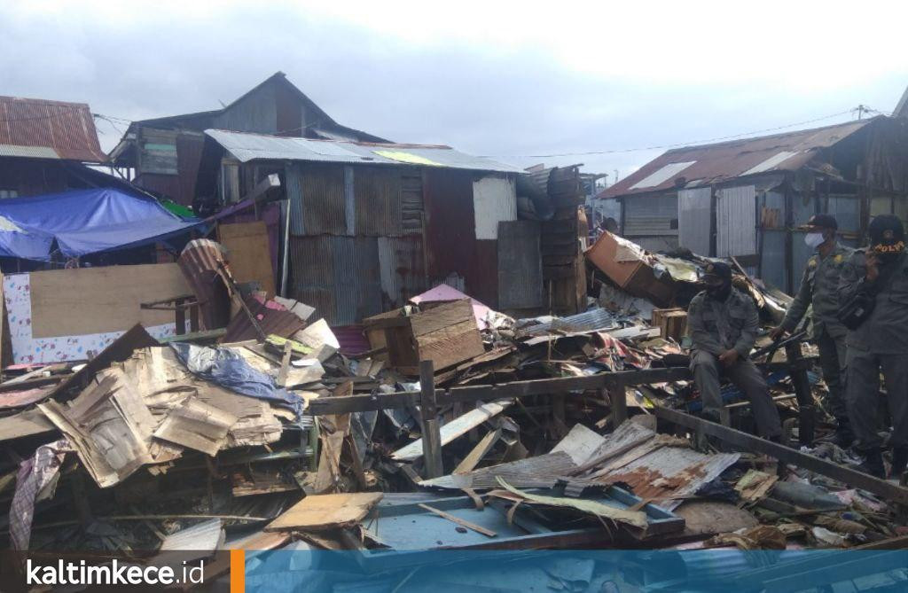 Pembongkaran Tahap Tiga Bangunan di Bantaran SKM, Dua Warga Menghadang Diamankan