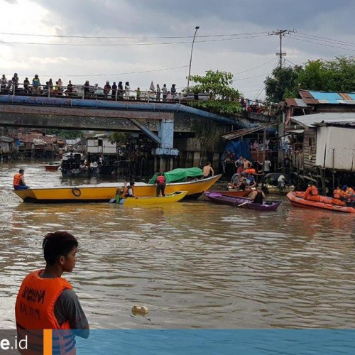 Nyebur ke Sungai Karang Mumus saat Dikejar Polisi, Pria 30 Tahun Belum Ditemukan