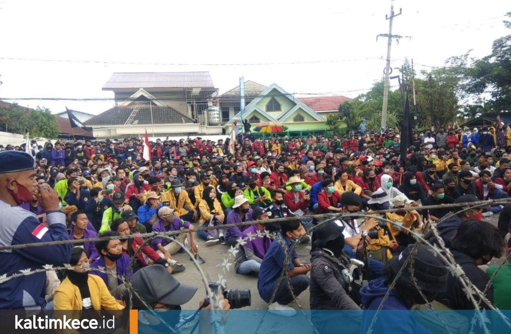 Polisi Angkut 29 Provokator dari Kericuhan Unjuk Rasa di Depan Kantor DPRD Kaltim