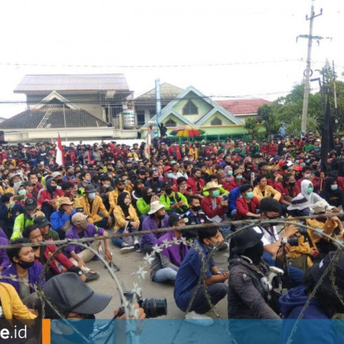 Polisi Angkut 29 Provokator dari Kericuhan Unjuk Rasa di Depan Kantor DPRD Kaltim