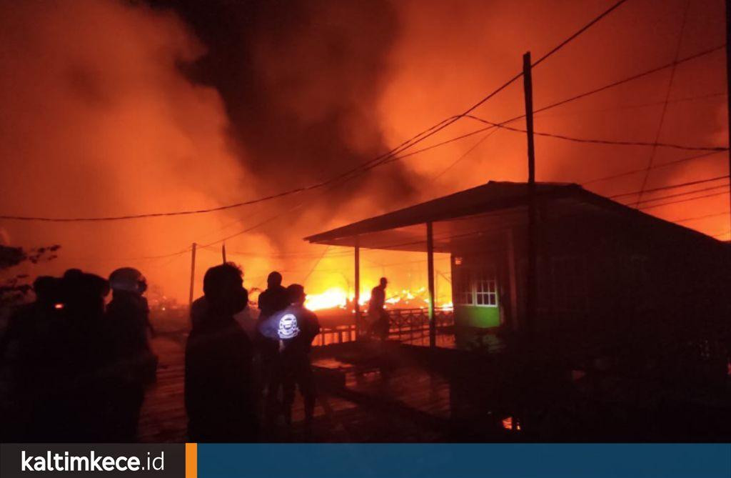 Tiga Jam Api Membakar Kafe-Kafe Bontang Kuala, Pemadam Terhalang Ratusan Warga yang Menonton