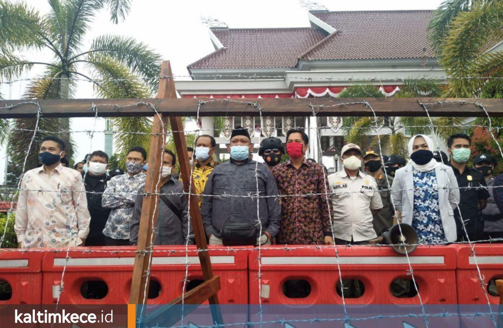 Demonstran Tuntut DPRD Kutim Nyatakan Penolakan UU Cipta Kerja secara Terbuka