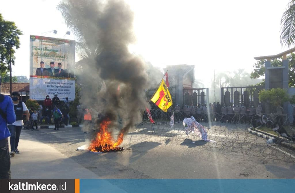 Penolakan UU Cipta Kerja di DPRD Kaltim Kembali Ricuh, Demonstran Kedapatan Bawa Badik