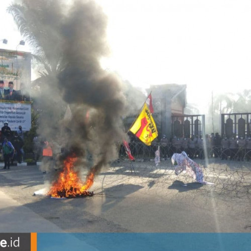 Penolakan UU Cipta Kerja di DPRD Kaltim Kembali Ricuh, Demonstran Kedapatan Bawa Badik