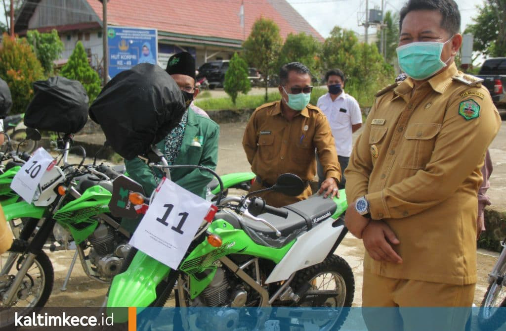 Medan Berat Pemuka Agama Layani Umat, Pemkab Mahulu Salurkan Bantuan Motor Trail