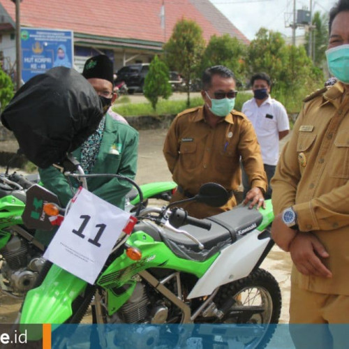 Medan Berat Pemuka Agama Layani Umat, Pemkab Mahulu Salurkan Bantuan Motor Trail