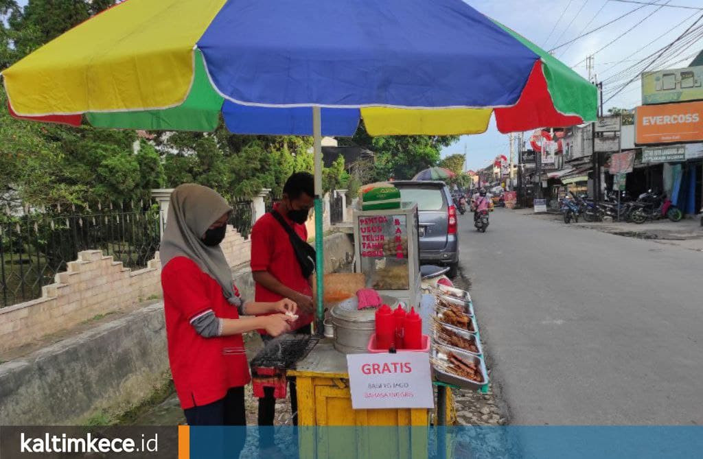 Kisah Manis Sepasang Kekasih di Balik Pentol Bakar Gratis Asal Nginggris di Jalan Pramuka