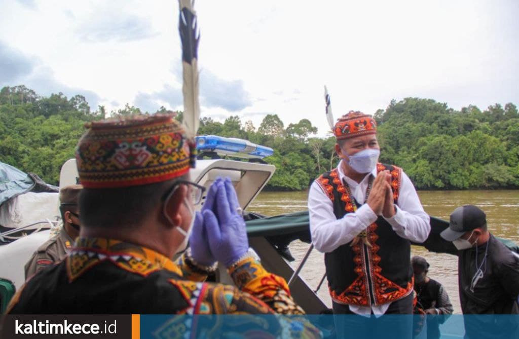 Melihat Prosesi Napoq dan Gemhing, Tradisi Adat Dayak dalam Penyambutan Bupati Mahakam Ulu