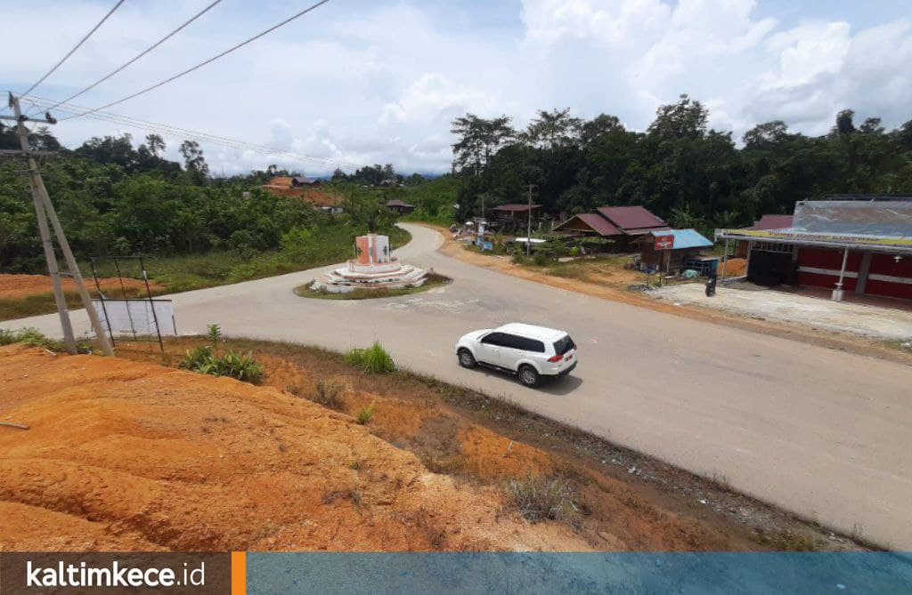 Pemasangan Lampu dan Marka Jalan Aspal, Penanda Melesatnya Transportasi Darat di Mahulu