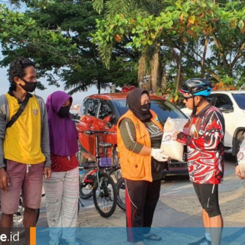 Komunitas Notaris Pesepeda Samarinda Bagi 750 Kg Beras untuk Petugas Kebersihan, Fakir Miskin, dan Anak Dhuafa