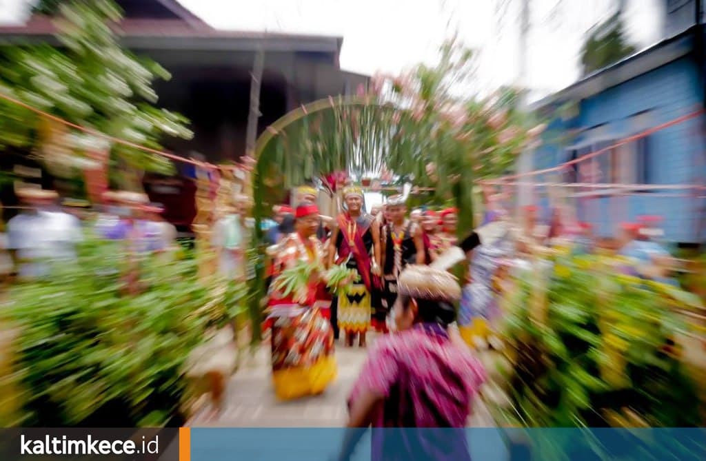 Mengenal Pernikahan Adat Dayak Aoheng, Wajibkan Guci hingga Mandau dari Mempelai Pria