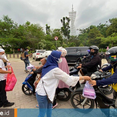 Notaris Samarinda Berbagi Takjil, Bangkitkan Kepedulian kepada Sesama