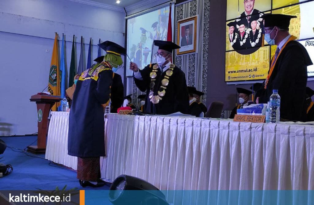 Wisuda Unmul Gelombang II Unmul Diikuti 922 Lulusan, Tantangan untuk Taat Administrasi