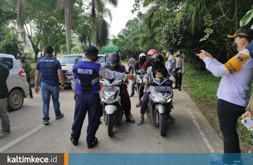 Kick-off PPKM Semi-darurat di Kukar, Warga Luar Daerah Masih Melintas di Pos Penyekatan