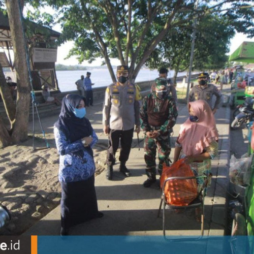 Terdampak Kebijakan PPKM Darurat, Bupati Berau Beri Sembako ke PKL dan Pelaku UMKM