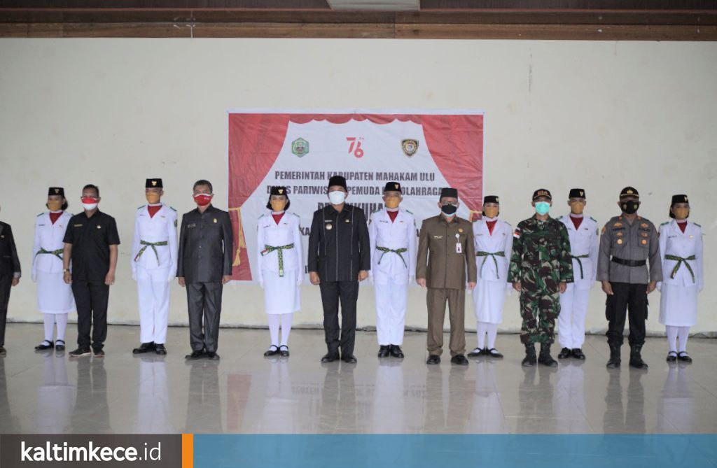 Bupati Kukuhkan Enam Anggota Paskibra, Berisi Enam Siswa SMA Terbaik Asal Mahulu