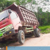 Warga Dayak Modang di Kutai Timur Laporkan Truk CPO Pakai Jalan Umum sampai Rusak dan Berlubang