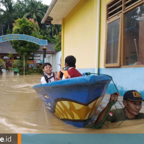 Penyelamatan Murid-Murid SD 008 Sungai Pinang di Samarinda yang Terkepung Banjir Setinggi Dada