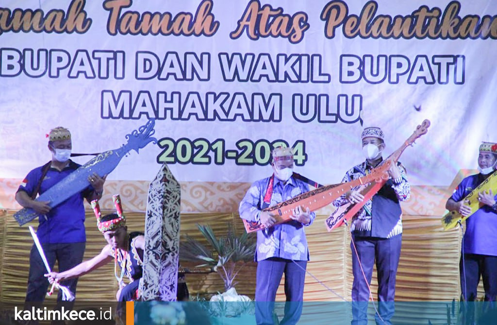 Ketika Wakil Bupati Mahulu Terjun Langsung Lestarikan Seni dan Budaya Lokal Kepada Kalangan Muda