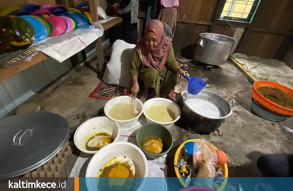 Seorang Nenek di Balik Resep Bubur Peca, Hidangan Berbuka Puasa di Masjid Tertua Samarinda