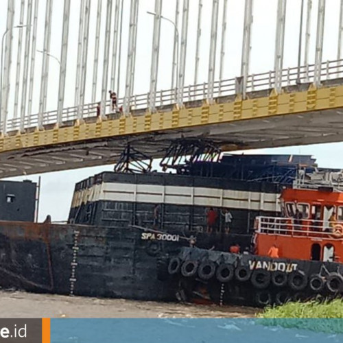Runtun Perkara Tongkang Tersangkut Tujuh Jam, Bagian Bawah Jembatan Martadipura Rusak
