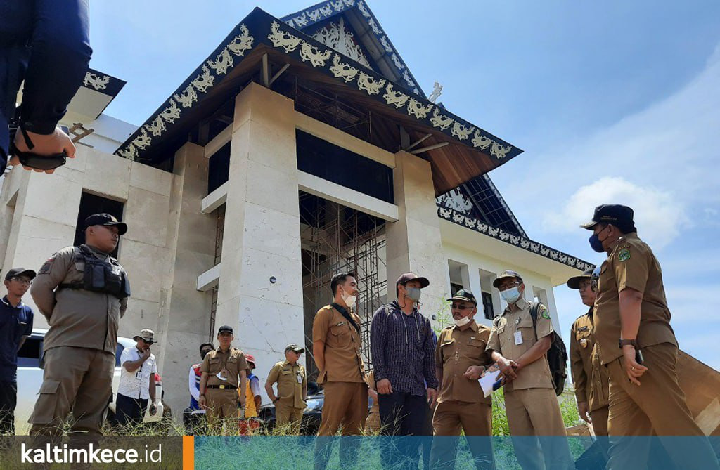 Berangnya Bupati Mahulu Melihat Molornya Penyelesaian Pembangunan Kantor Baru